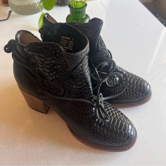 NEW Freebird Casey Black Snake Print Leather Lace Women's Boots Sz US 8 - Picture 2 of 9